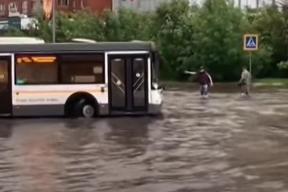 POTPUNI POTOP U MOSKVI: Voda do kolena, ulice se pretvorile u reke (VIDEO)