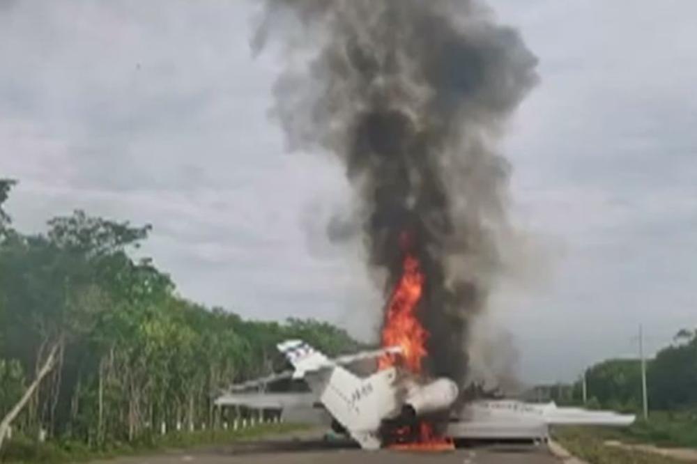 DRAMA U MEKSIKU: Avion sa drogom sleteo na put, a onda se zapalio! Gust crni dim kuljao iz letelice (VIDEO)