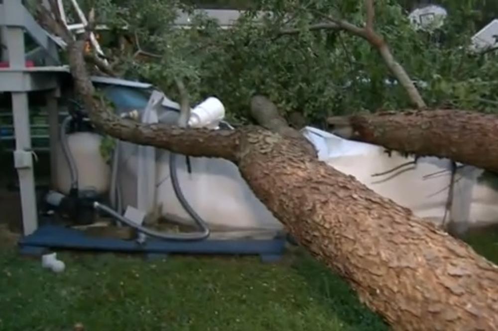 HOROR NA DEČIJEM ROĐENDANU, 19 POVREĐENO: Oluja srušila drvo, ono zdrobilo garažu u koju su se sklonili! (VIDEO)