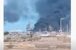 STRAVIČAN POŽAR U VENECUELI: Gori rafinerija nafte! Kulja gust crni dim, vatrogasci se bore sa vatrenom stihijom (VIDEO)