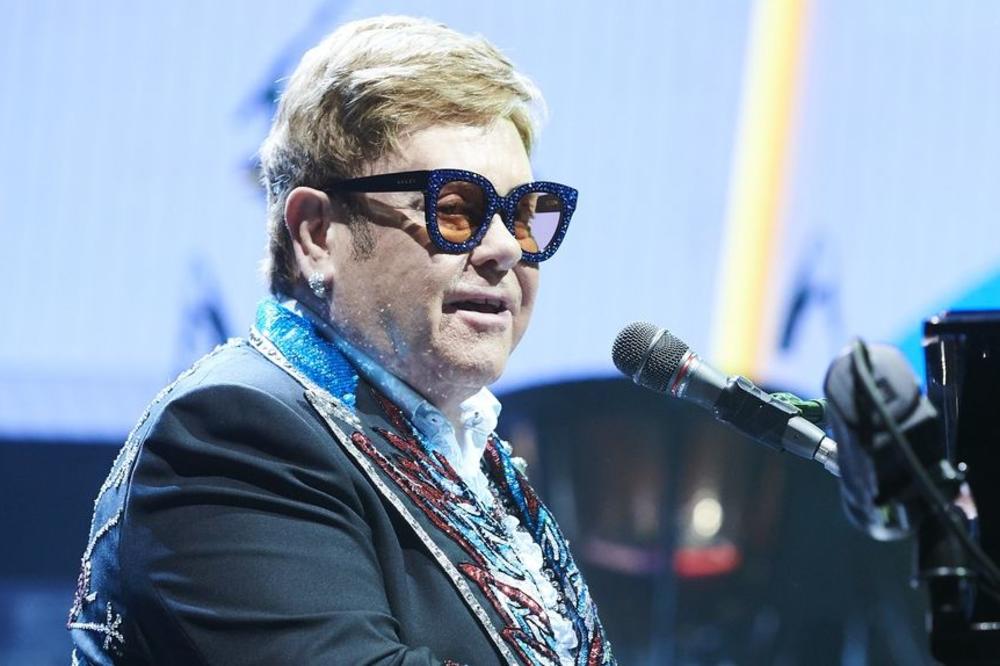 ELTON DŽON DOBIO KOVANICU! Pevač ne krije radost: Ovo je velika ČAST! (FOTO)