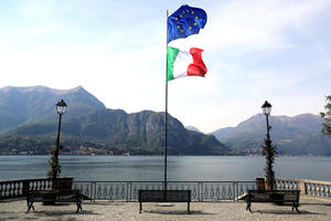 NOSILI SAMO MASKE! Italijani papreno kaznili nudiste, moraju da plate po 3.333 evra zbog kupanja u jezeru