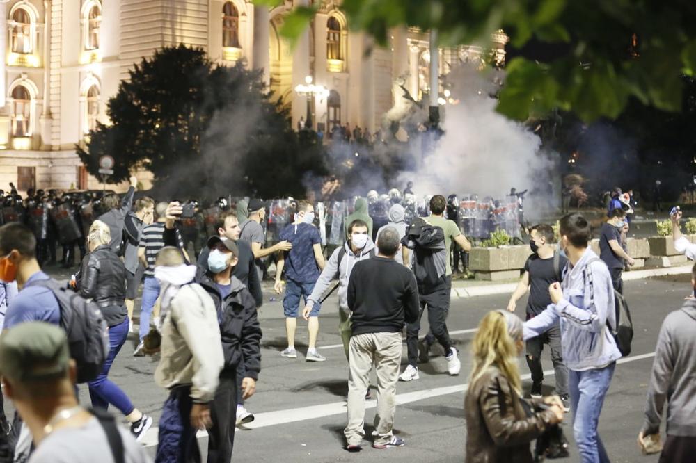 NEREDI U BEOGRADU: Policija uspostavila kontrolu u okolini Skupštine Srbije, potiskuje demonstrante
