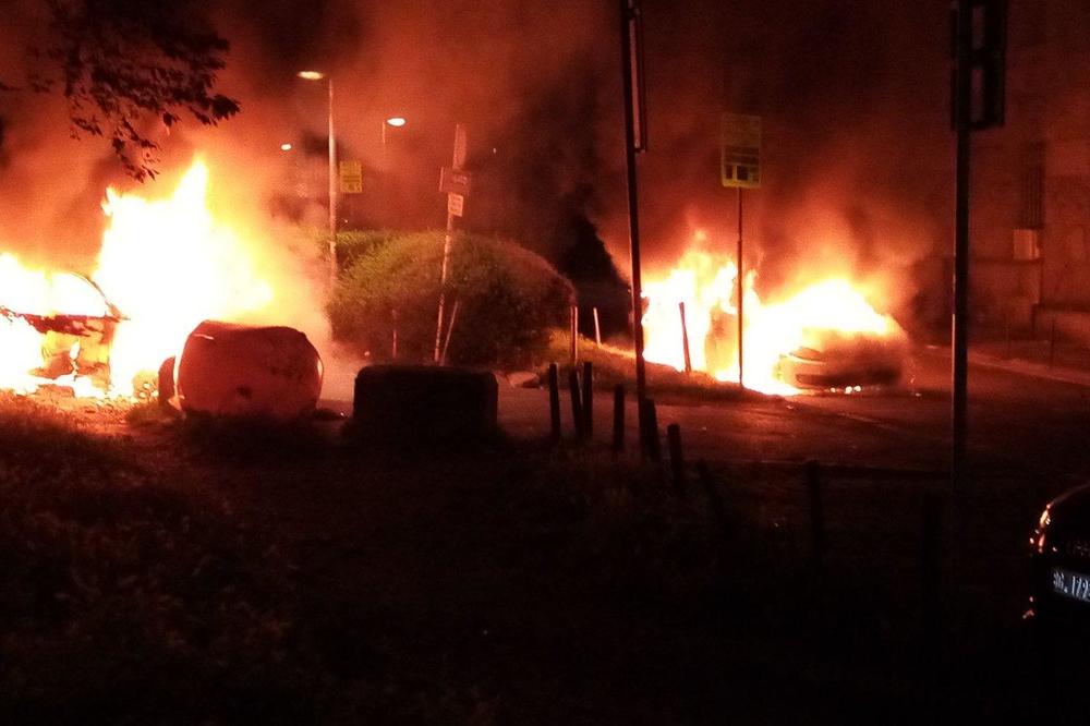 DRAMA! GORE AUTOMOBILI U CENTRU BEOGRADA: Huligani zapalili policijski auto, plamen zahvatio još 2 vozila (VIDEO)