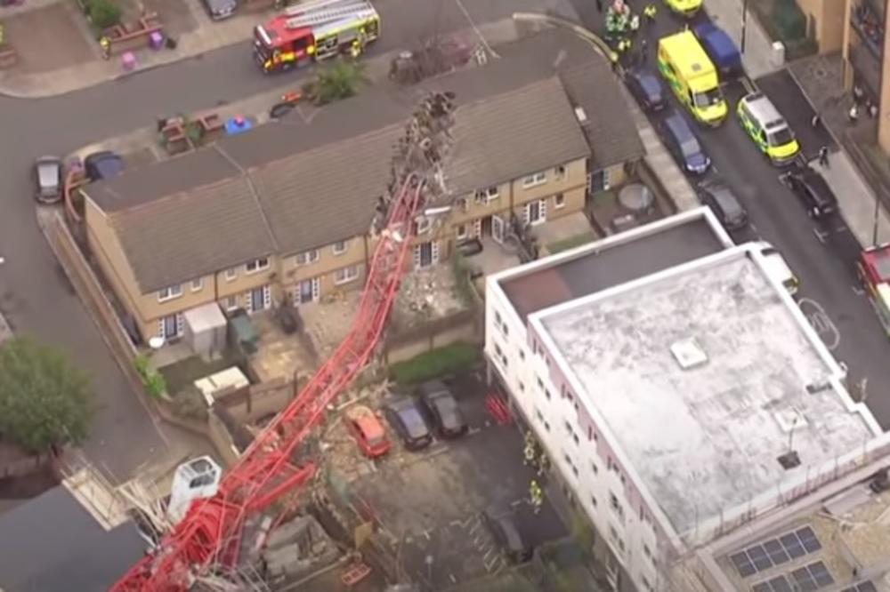 HOROR U LONDONU: Kran visok 20 metara prepolovio kuće u centru grada (VIDEO)