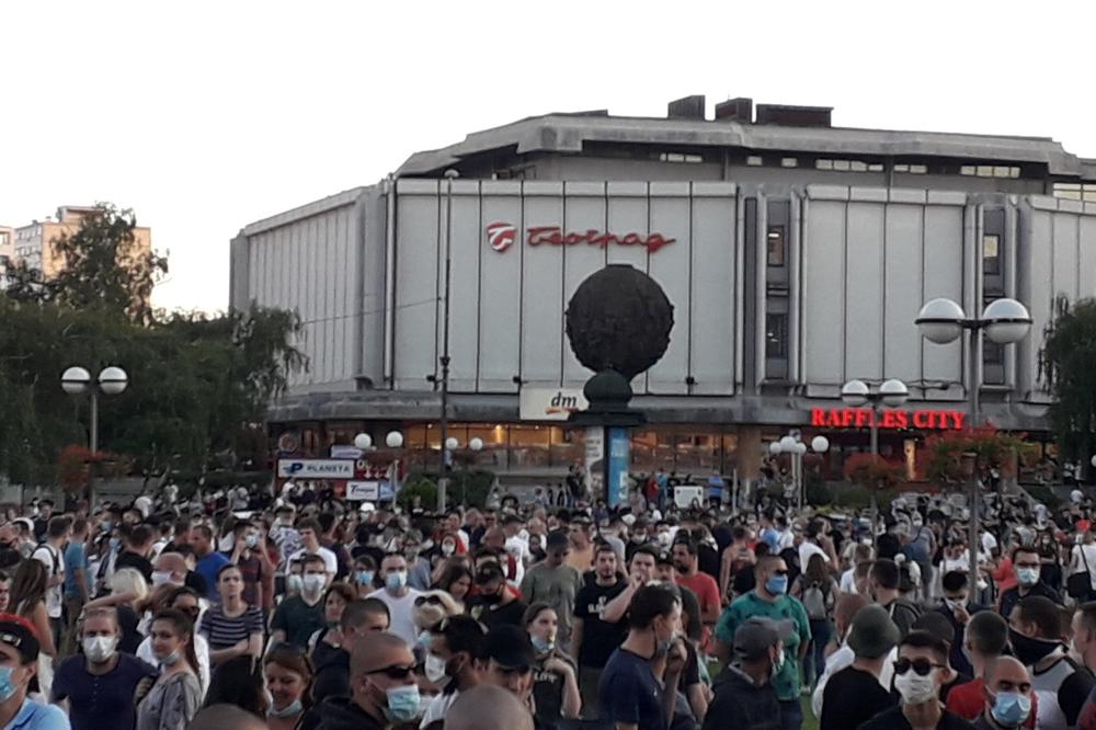 PROTEST I U KRAGUJEVCU: Skupilo se oko 1.000 ljudi, za sada bez incidenata