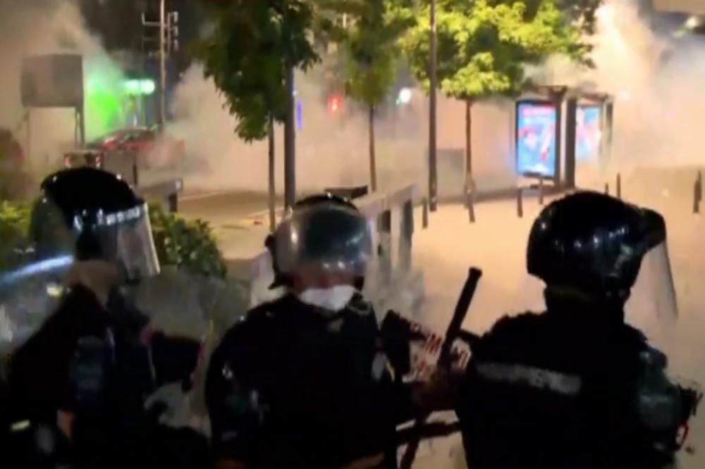 RATNE SCENE IZ NOVOG SADA: Maskirani demonstranti bacali molotovljeve koktele na Gradsku kuću, kamenicama na policiju
