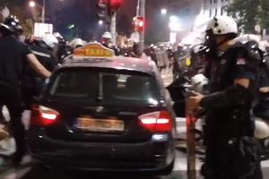 EKSKLUZIVNI SNIMAK! TAKSISTA SE ZALETEO U KORDON: Umalo pokosio policajce u Takovskoj, izvukli ga iz auta i priveli!