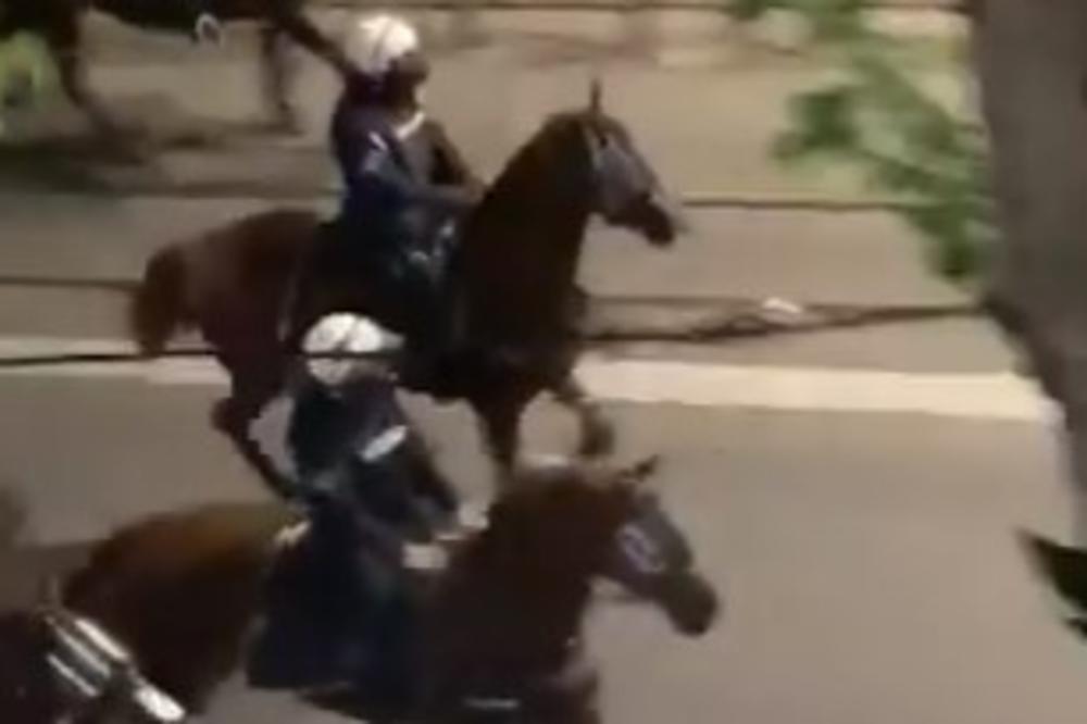 KONJI REŠILI KRITIČNU SITUACIJU U BULEVARU: Pogledajte juriš konjičke jedinice i kako su se demonstranti razbežali VIDEO