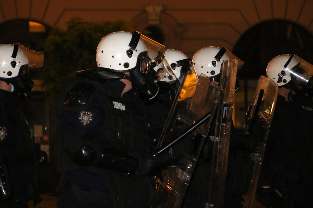 KRIVIČNA PRIJAVA PROTIV POLICAJCA: Osumnjičen da je u Novom Sadu tokom protesta PREBIO mladića (19)