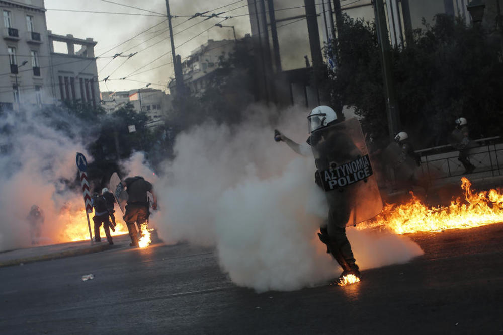 NEREDI NA PROTESTU U ATINI, 9 UHAPŠENO: Levičari se pobunili protiv Zakona o demonstracijama (FOTO)