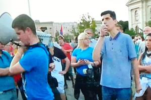 PREDSEDNIK ZABRANJENOG ULTRADESNIČARSKOG POKRETA OBRAZ NA PROTESTIMA: Mladen Obradović se obratio demonstrantima!