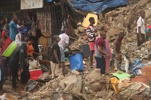 SRUŠILA SE ZGRADA U NAJMNOGOLJUDNIJEM GRADU AFRIKE: Stradalo dvoje, iz ruševina u Lagosu izvučeno 8 ljudi! (VIDEO)