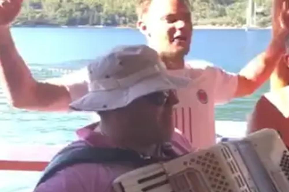 SLAVNI NEMAC PEVAO HIT USTAŠKOG PEVAČA TOMPSONA! Golman Bajern Minhena se PREVIŠE OPUSTIO u Hrvatskoj! (VIDEO)