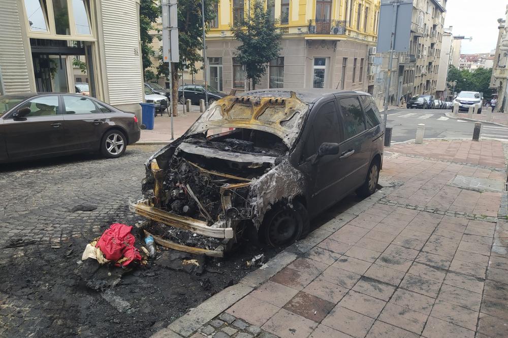 VATRA UZNEMIRILA BEOGRAĐANE: Dva automobila izgorela na Dorćolu (FOTO)