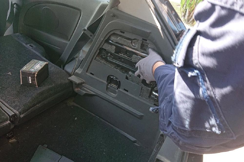 ODMOR IZ SNOVA PREKINULI SU MU POLICAJCI: U njegovom autu na Gradini, carinici pronašli KAMEN neverovatne čistoće (FOTO)