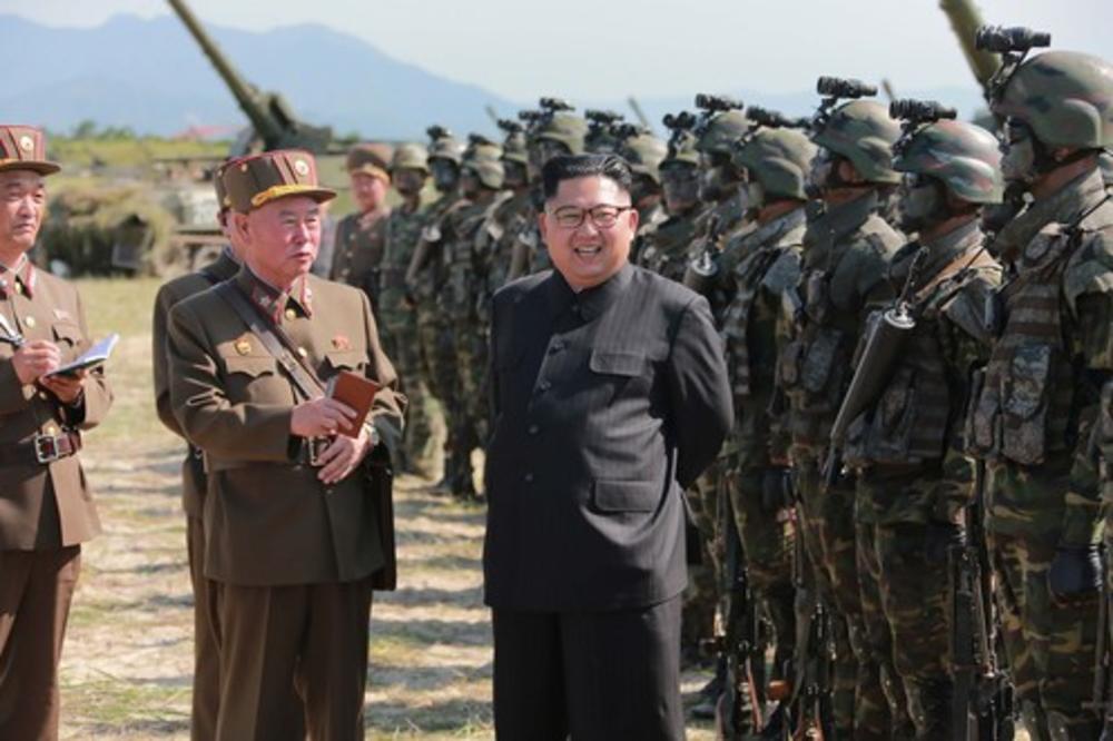 ONI PRAVE VATRENI ZID OKO KIMA: Telohranitelji severnokorejskog predsednika imaju oružje sa specijalnim okvirom! (VIDEO)