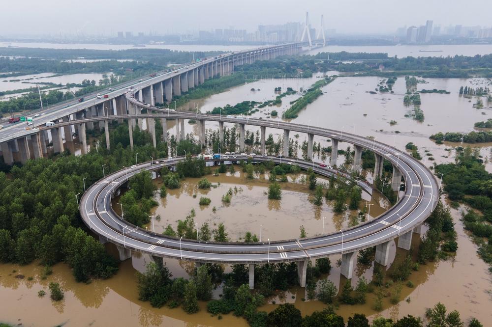UGROŽENO 38 MILIONA LUDI, VUHAN POD VODOM: Reka Jangce nosi sve pred sobom, već stradalo 140 ljudi u poplavama (FOTO)
