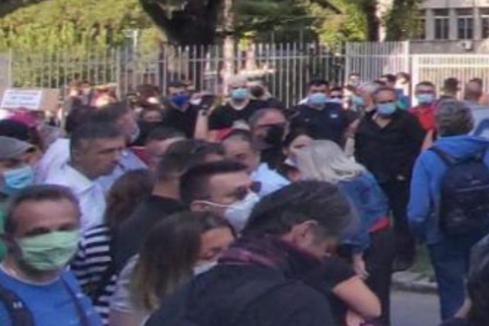 CRNI BOŠKO: Obradović protestuje sa Ženama u crnom! Skandiraju ispred Centralnog zatvora (FOTO)