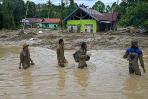 STRAVIČNE POPLAVE U INDONEZIJI: Poginulo najmanje 16 ljudi, 23 je nestalo! Zbog obilnih pljuskova se izlile 3 reke