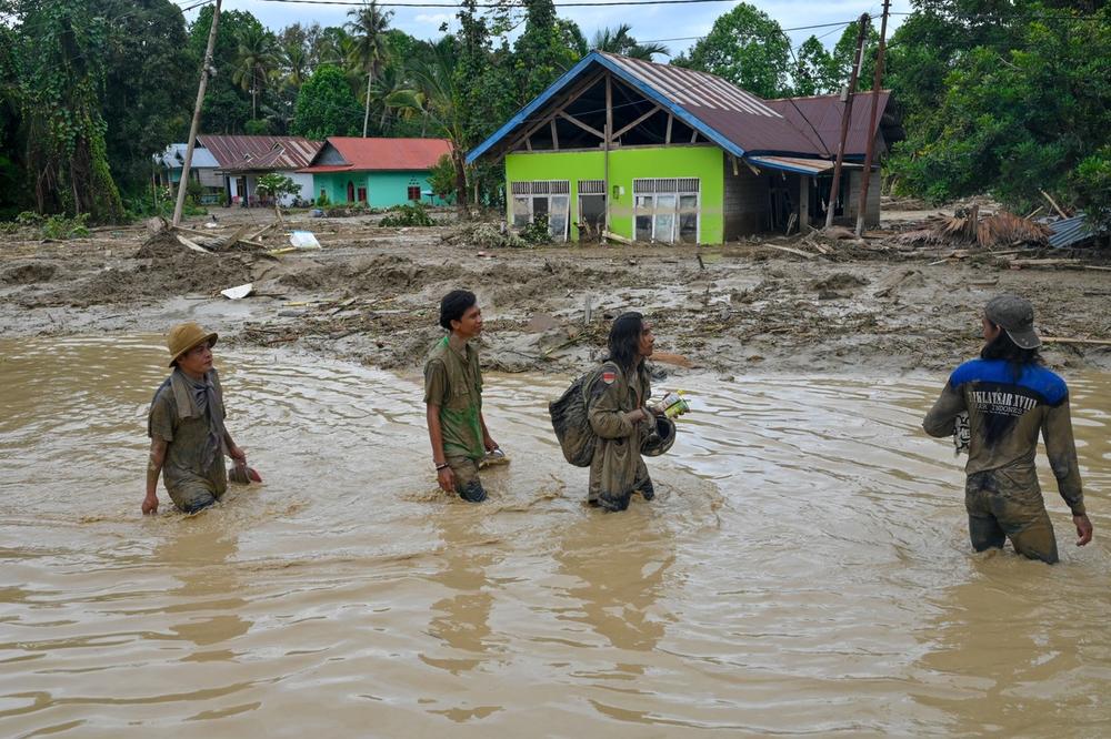 STRAVIČNE POPLAVE U INDONEZIJI: Poginulo najmanje 16 ljudi, 23 je nestalo! Zbog obilnih pljuskova se izlile 3 reke