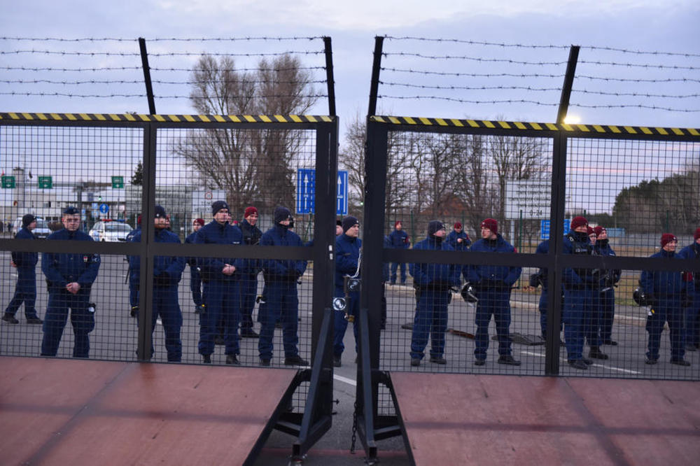 MAĐARSKA POLICIJA PUCALA U KAMION SA MIGRANTIMA: Incident na granici sa Austrijom