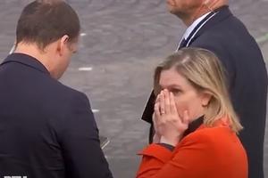 PANIKA NA DANU BASTILJE! Francuska ministarka izašla iz automobila pa potrčala nazad za njim, svi u šoku! (VIDEO)