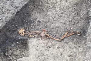 MISTERIOZNO UBISTVO IZ GVOZDENOG DOBA: Kopali prugu i našli skelet u neverovatnom položaju! Arheolozi zapanjeni!