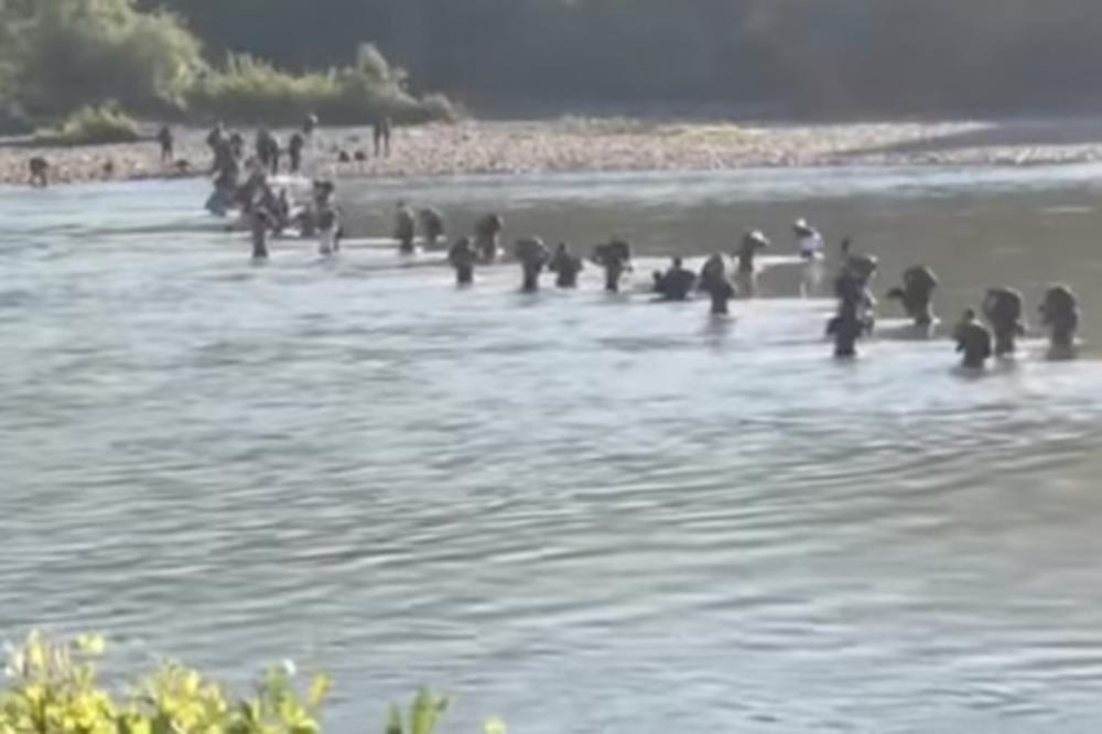 NEVEROVATNO! Oko 100 migranata pregazilo Drinu da nelegalno uđe u BiH! Nizak vodostaj im ide na ruku! (VIDEO)