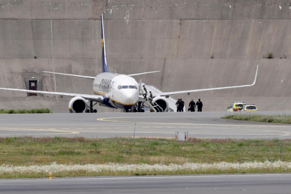 DRAMA U AVIONU, DOJAVA O BOMBI: Prinudno sletanje u Oslu, evakuisani putnici! Gomila policije na glavnom aerodromu!