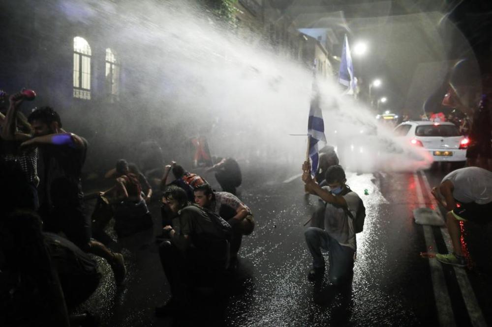 NEREDI ISPRED NETANIJAHUOVE REZIDENCIJE: Policija ispalila vodene topove na demonstrante koji traže njegovu ostavku