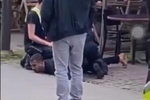 EVROPSKI FLOJD! Mladić umro nakon što su policajci klečali na njemu: Policija Antverpena kaže da se spremao za napad