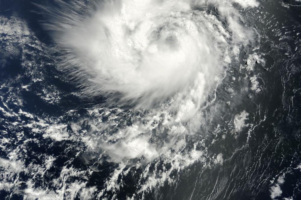 UPOZORENJE NA TROPSKU OLUJU ISAIJAS: Postala je drugi najsnažniji uragan u sezoni, udari vetra idu i do 130 km na čas