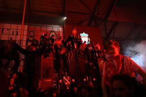 STIGLO I SAOPŠTENJE REDSTA: U Liverpulu razočarani zbog okupljanja navijača ispred stadiona!
