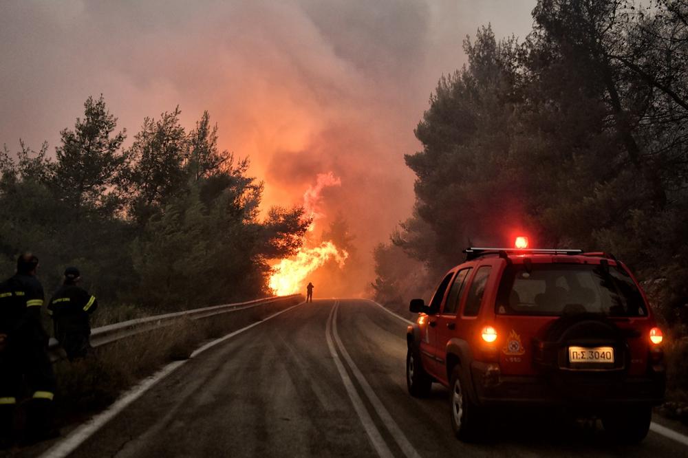 I DALJE BESNI POŽAR NA JUGU GRČKE: Hiljade ljudi evakuisane, vatrena stihija uništila kuće i hektare šume (VIDEO)