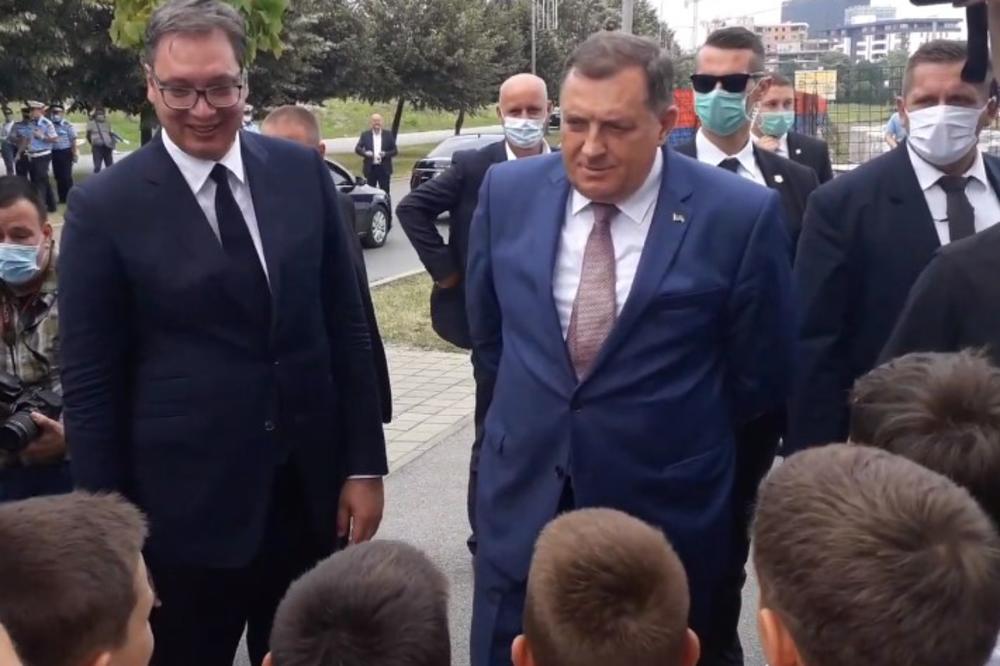DECA ODUŠEVLJENO DOČEKALA PREDSEDNIKA: Uzvikivali su "Vučiću, Vučiću", on im podelio čokolade! (VIDEO)