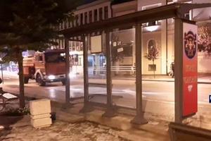 JAKA EKSPLOZIJA U CENTRU ČAČKA: Izgorela prodavnica,bez struje ostala cela ulica FRIŽIDER ZAVRŠIO NA ULICI (VIDEO)