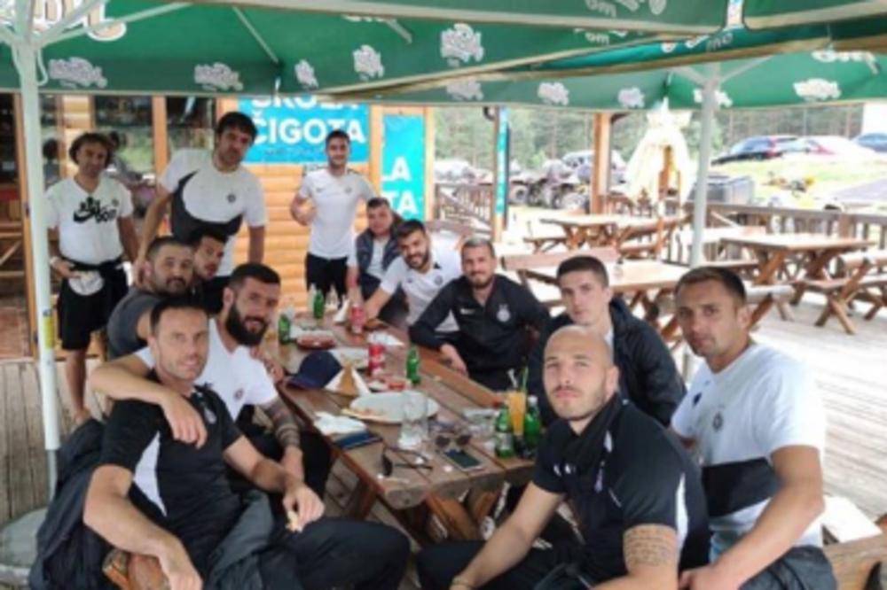 NEKO RADNO, NEKO SA PORODICOM, A NEKO SA SAIGRAČIMA U BRVNARI: Kako igrači Partizana provode vreme na Zlatiboru! FOTO