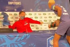 HAOS NA KONFERENCIJI PSŽ-A: Trener šampionskog tima GAĐAO PEŠKIROM štopera! Onda je fudbaler TOTALNO POLUDEO (VIDEO)