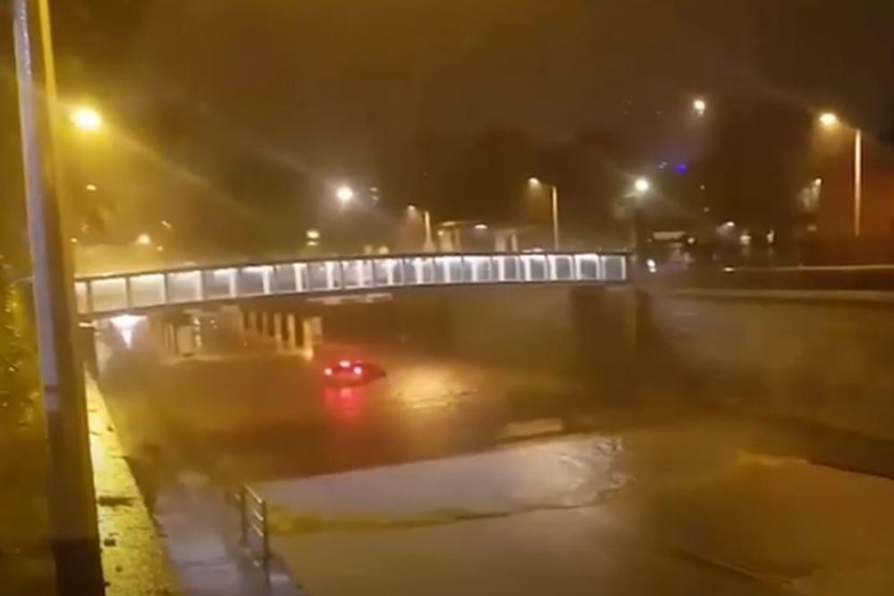 DRAMA U ZAGREBU ZBOG STRAVIČNOG NEVREMENA: Auto se zaglavio ispod podvožnjaka, vozača izvukli vatrogasci (VIDEO)