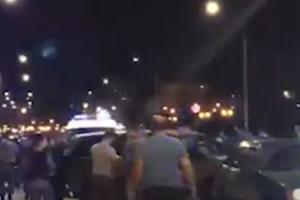 TUČA AZERBEJDŽANACA I JERMENA U MOSKVI Jedan muškarac skočio na vetrobransko staklo terenca, a drugi udario vozača VIDEO