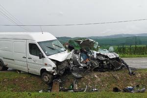 TRAGEDIJA KOD ČAČKA: Stravična saobraćajna nesreća, u sudaru automobila i kombija poginula jedna osoba (FOTO, VIDEO)