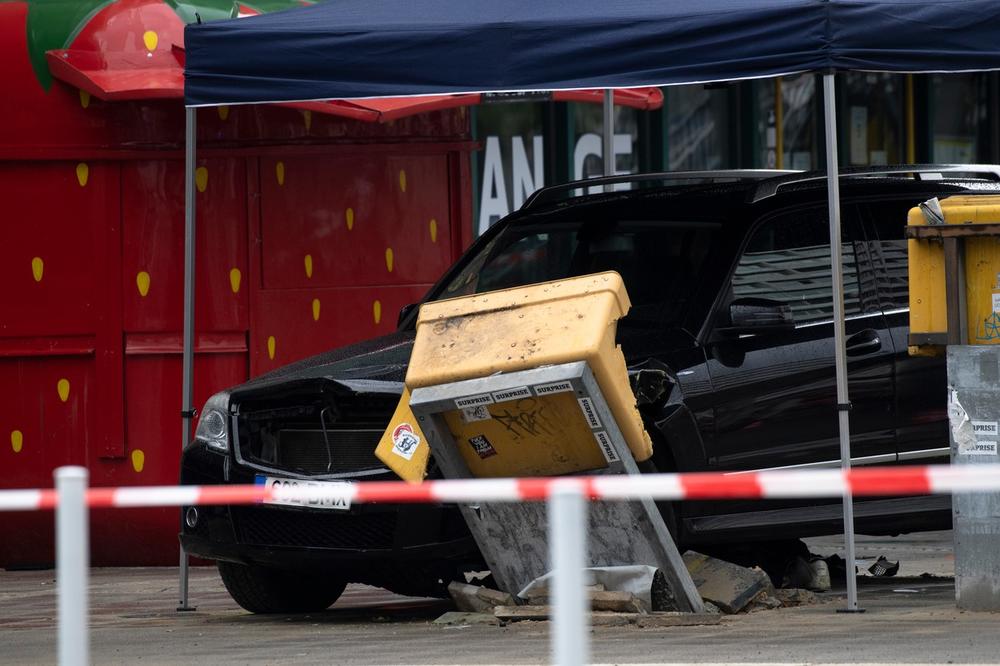 OBORIO SEMAFOR, PREŠAO NA TROTOAR PA UDARIO U GRUPU PEŠAKA: Sedmoro povređeno u incidentu u Berlinu, vozač uhapšen