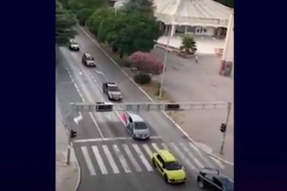 AUTO-LITIJE ŠIROM CRNE GORE: Narod izašao na ulice Nikšića, Bara i Plužina! Nosili zastave, prolaznici ih pozdravljali
