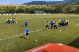 NI KORONA IH NIJE ZAUSTAVILA: Pogledajte masovnu tuču fudbalera dva kluba u Bosni! Ne zna se ko koga udara! VIDEO