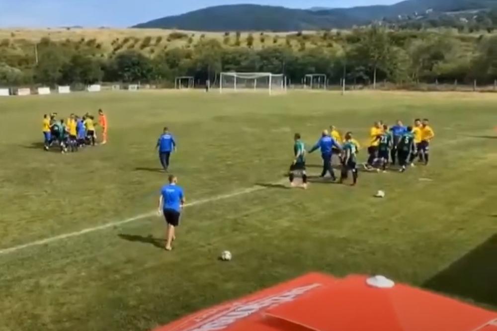 NI KORONA IH NIJE ZAUSTAVILA: Pogledajte masovnu tuču fudbalera dva kluba u Bosni! Ne zna se ko koga udara! VIDEO