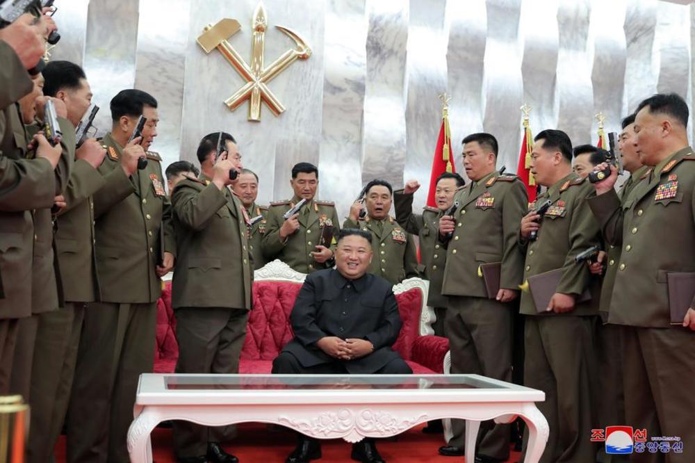 OVE FOTKE GOVORE VIŠE OD 1.000 REČI Kim okružen oficirima, a svaki drži pištolj u ruci! Evo šta se krije iza tog prizora