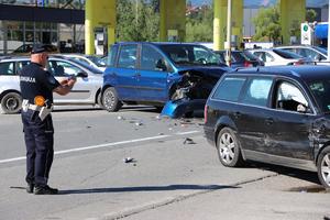 SUDAR 3 VOZILA KOD ISKLJUČENJA ZA UB: 2 povređena prevezena u bolnicu