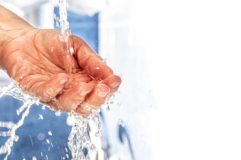 STRUČNJACI O KORONI: Virus ugine u vodi na sobnoj temperaturi za 72 sata