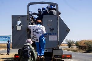 NAGRAĐIVANA KNJIŽEVNICA UHAPŠENA U HARAREU: Vlast u Zimbabveu protest smatra pobunom! (FOTO)